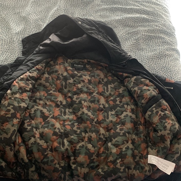 Pull and bear light jacket with hood, all black with inside camo - Picture 3 of 4